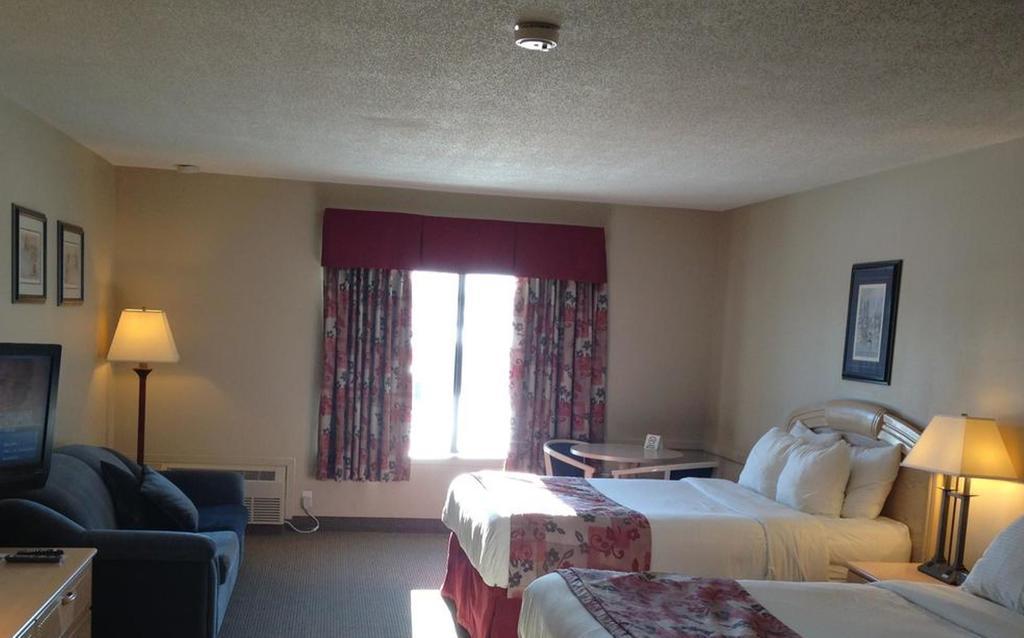Petawawa River Inn & Suites Buitenkant foto
